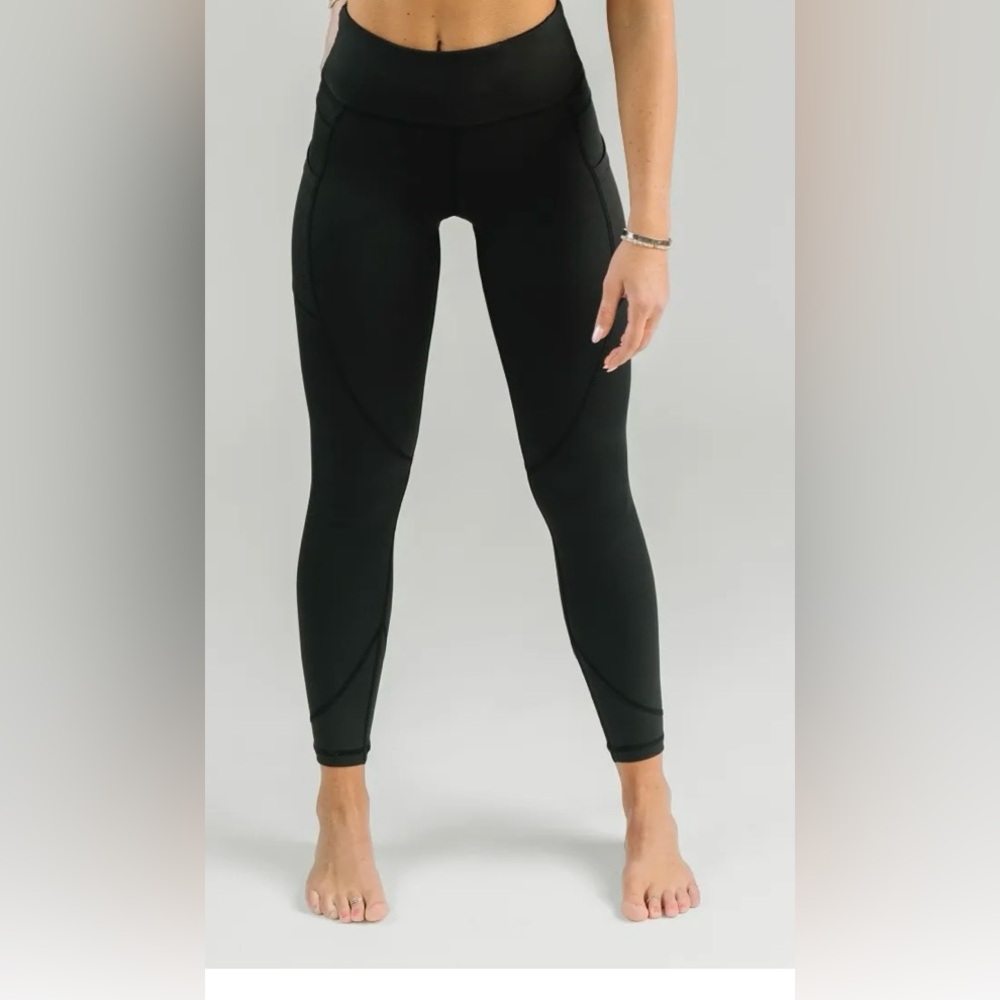 Zyia active leggings size 2 high waisted 

Zyia Active - Picture 2 of 11